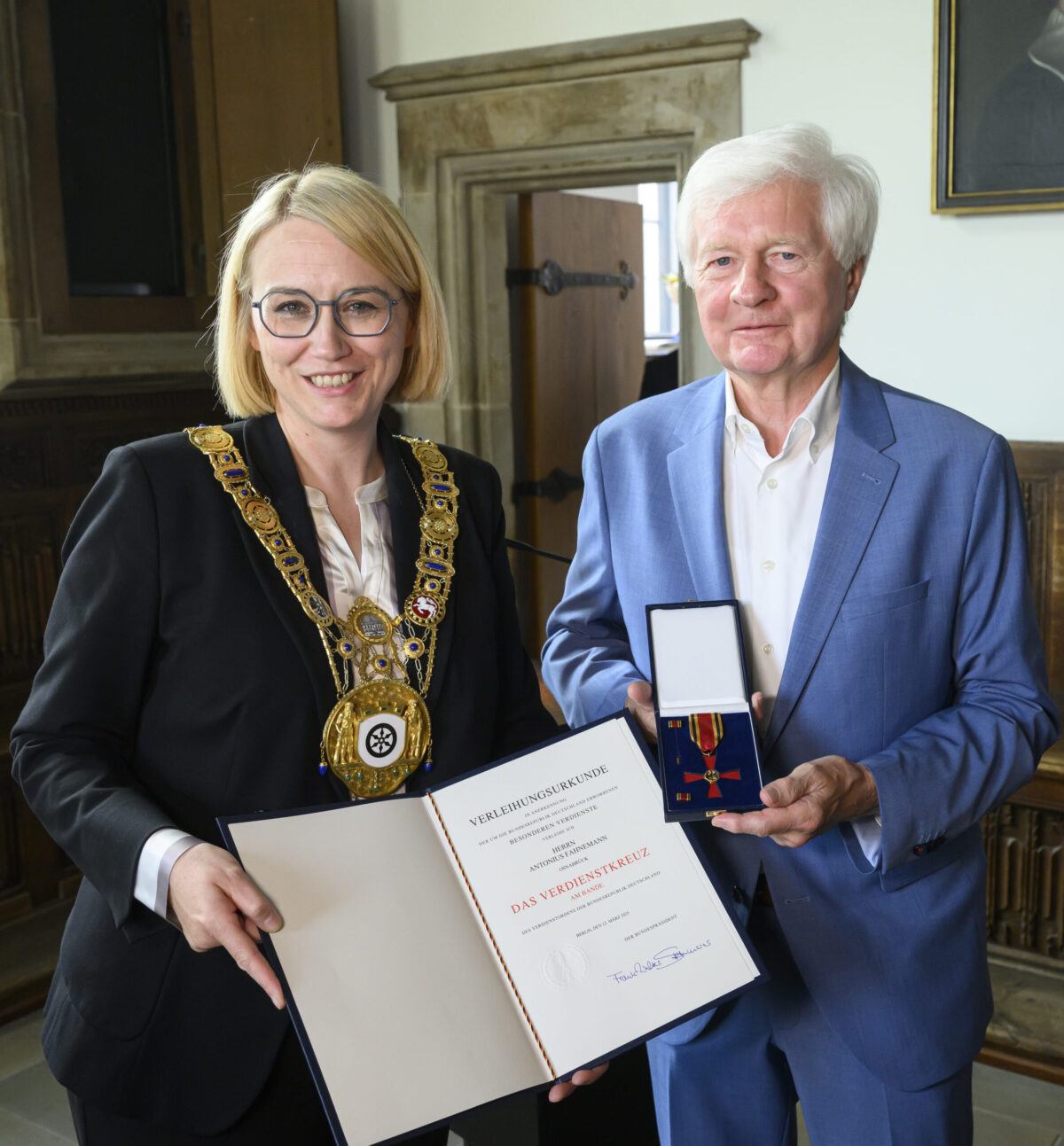 Antonius Fahnemann erhält Bundesverdienstkreuz im Osnabrücker Rathaus Antonius Fahnemann erhält Bundesverdienstkreuz.