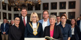 Eintrag des Landtagspräsidiums ins Goldene Buch (von links: Sabine Tippelt, Jens Nacke, Katharina Pötter, Marcus Bosse, Hanna Naber, Dr. Tanja Meyer). / Foto: Monika Nestmann