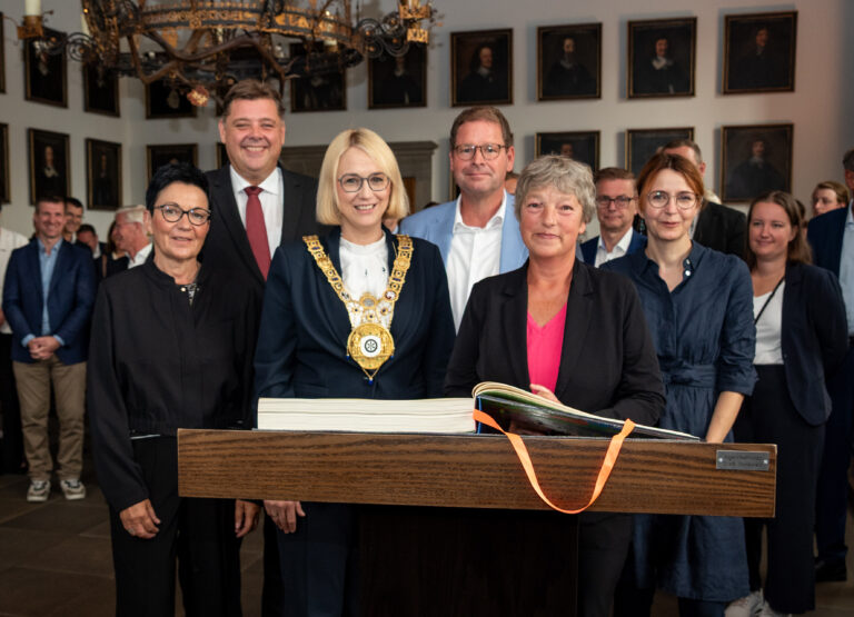Eintrag des Landtagspräsidiums ins Goldene Buch (von links: Sabine Tippelt, Jens Nacke, Katharina Pötter, Marcus Bosse, Hanna Naber, Dr. Tanja Meyer). / Foto: Monika Nestmann