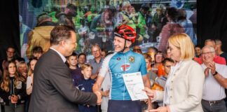 Stadtbaurat Thimo Weitemeier und Oberbürgermeisterin Katharina Pötter zeichnen das Team „RSG Hellern“, die Rennradsportabteilung des SV Hellern, bei der Abschlussveranstaltung des STADTRADELN 2025 auf dem Tag der Niedersachsen aus.