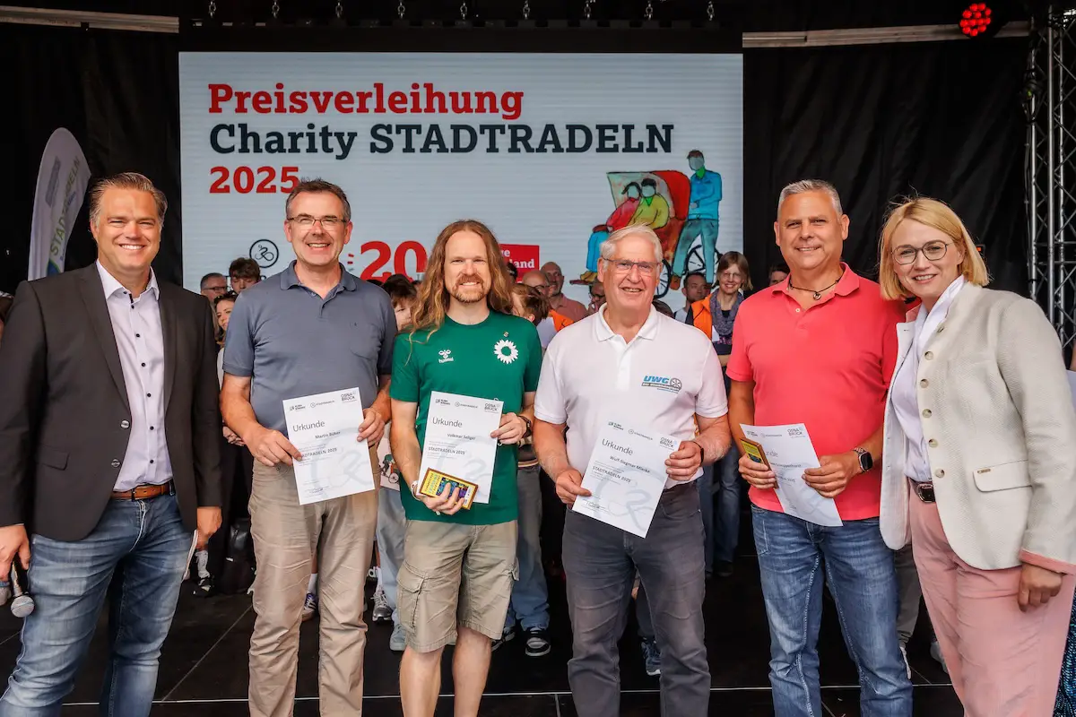 STADTRADELN 2025: Osnabrück feiert Rekorde und Charity-Erfolg beim Tag der Niedersachsen Aktuell steht Osnabrück in der Kategorie „Radaktivstes Kommunalparlament“ bei den Kommunen mit 100.000 bis 499.999 Einwohnern bundesweit auf dem dritten Platz beim STADTRADELN 2025. Dafür dankten Stadtbaurat Thimo Weitemeier (links) und Oberbürgermeisterin Katharina Pötter den Ratsherren Martin Büker, Volkmar Seliger, Wulf-Siegmar Mierke und Sven Schoppenhorst (von links).