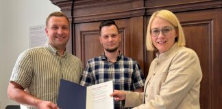 OB Potter übergibt die Belobigung des Niedersächsischen Innenministeriums an Lebensretter Mirko Ortmann