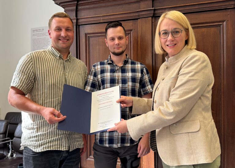 OB Potter übergibt die Belobigung des Niedersächsischen Innenministeriums an Lebensretter Mirko Ortmann