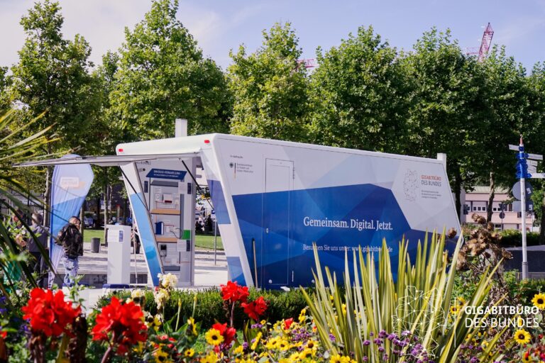 Das Gigabit-Mobil des Gigabitbüros des Bundes kommt auch nach Osnabrück.