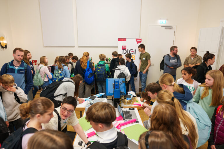 Smart Kids Tag: Schüler besuchen Ausstellung im Schloss. / Foto: Lucas Günzel, Drehteam GmbH
