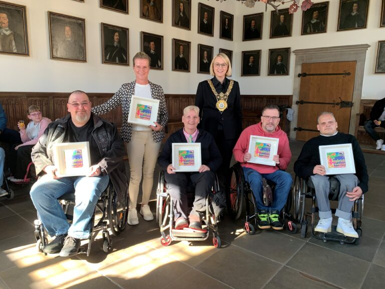 Freude über herausragende sportliche Leistungen: (von links): Tore Schwefer, Melanie Wienand, Alexandra Müller-Otte, Katharina Pötter, Christiaan Sterenborg und Tobias Rupprecht. / Foto: Stadt Osnabrück, Simon Vonstein