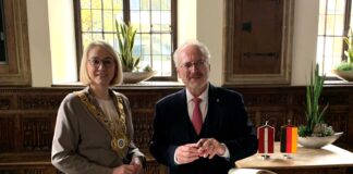 Als Gast von Osnabrücks Oberbürgermeisterin Katharina Pötter trägt sich der ehemalige lettische Staatspräsidenten Egils Levits ins Goldene Buch der Stadt Osnabrück ein. / Foto: Stadt Osnabrück, Gerhard Meyering