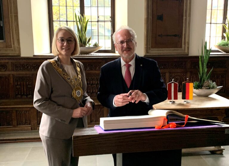 Als Gast von Osnabrücks Oberbürgermeisterin Katharina Pötter trägt sich der ehemalige lettische Staatspräsidenten Egils Levits ins Goldene Buch der Stadt Osnabrück ein. / Foto: Stadt Osnabrück, Gerhard Meyering
