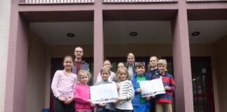 Schülerinnen und Schüler der Rückert- und der Elisabethschule präsentieren die frisch erarbeiteten Schulwegpläne zusammen mit (hinten von links) Malte Wanzek vom städtischen Team Mobile Zukunft, Miriam Spielberg-Siegel, Leiterin der Elisabethschule, und Stefanie Kohlmeyer, die die Rückertschule leitet. / Foto: Stadt Osnabrück, Yannik Kolmer