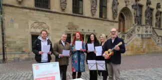 Vorfreude auf das Friedenssingen: Matthis Holthaus (Projektbüro Kultur links), Johannes Hartig (Sparkassenstiftung), Patricia Mersinger (Leiterin Fachbereich Kultur), Silke Buttmann und Anke Bramlage (Projektbüro Kultur) sowie Erster Stadtrat Wolfgang Beckermann (rechts). / Foto: Stadt Osnabrück Silke Brickwedde