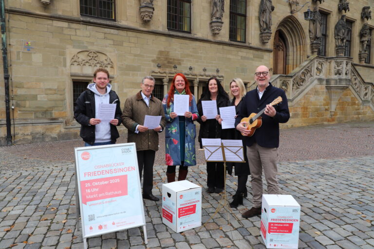 Vorfreude auf das Friedenssingen: Matthis Holthaus (Projektbüro Kultur links), Johannes Hartig (Sparkassenstiftung), Patricia Mersinger (Leiterin Fachbereich Kultur), Silke Buttmann und Anke Bramlage (Projektbüro Kultur) sowie Erster Stadtrat Wolfgang Beckermann (rechts). / Foto: Stadt Osnabrück Silke Brickwedde