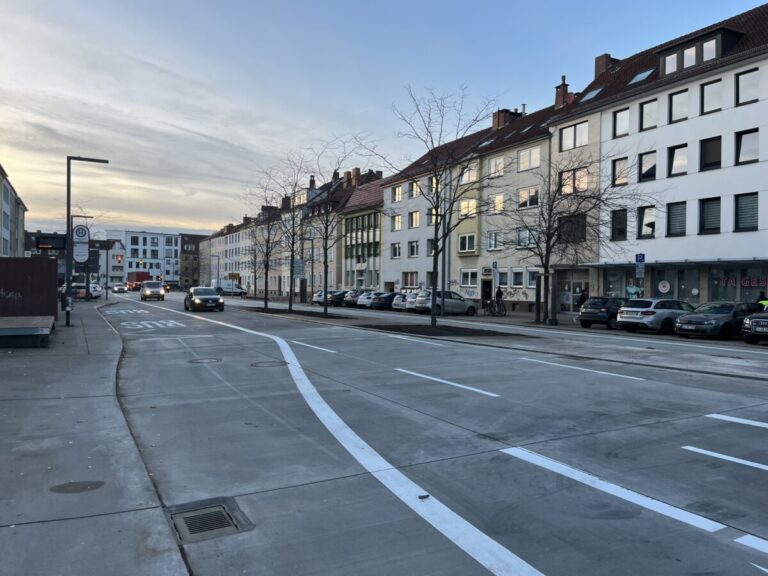 Am Rosenplatz rollt der Verkehr wieder. / Foto: Constantin Binder in Neustadt