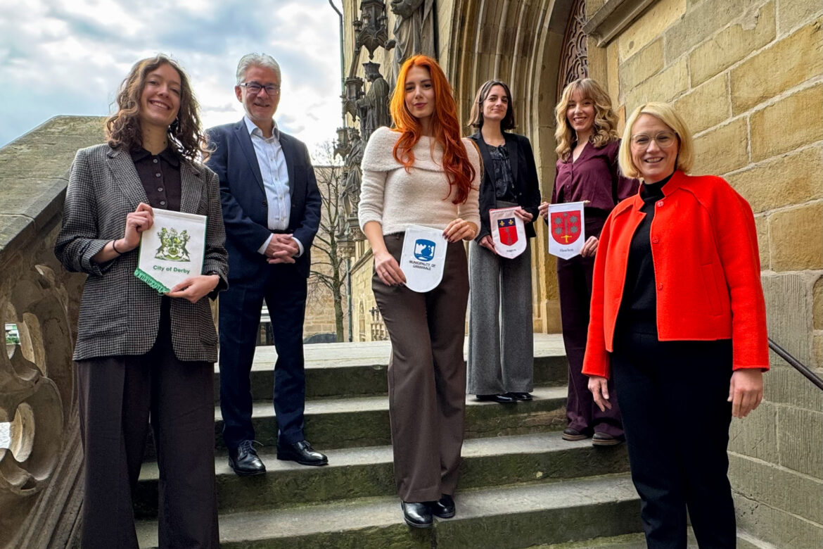 Oberbürgermeisterin Katharina Pötter (rechts) mit den neuen Städtebotschafterinnen Sophie Bailey (Derby links), Elif Şeref (Çanakkale Mitte), Emma Leroi (Angers Dritte rechts) und Emma Bos (Haarlem, Zweite rechts). Mit dabei ist Jens Koopmann, Leiter des Städtepartnerschaftbüros.