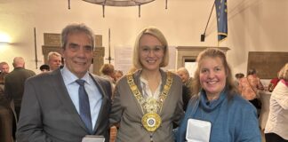 Gerd Bücker (links) und Diana Coppenrath (rechts) präsentieren ihre Bürgermedaillen, die Oberbürgermeisterin Katharina Pötter ihnen zuvor verliehen hat.