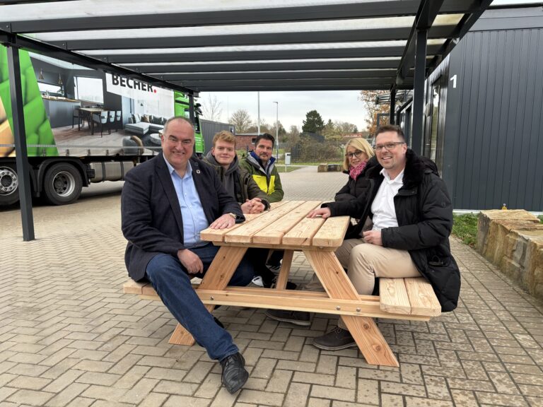 Tisch-Bank-Kombination / Foto: Simon Vonstein in Osnabrück (Gesamtstadt)