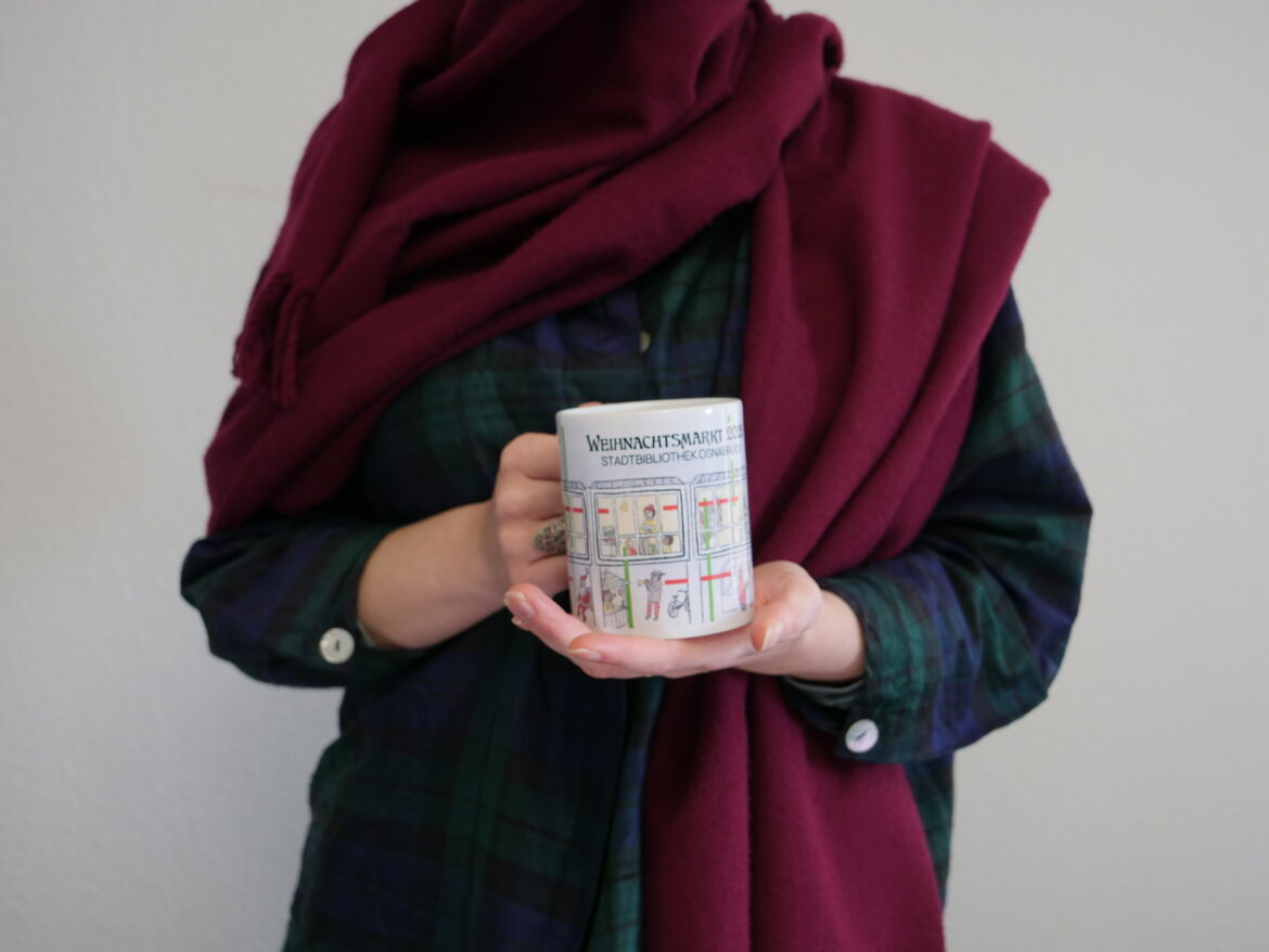 Weihnachtstasse der Stadtbibliothek Osnabrück. / Foto: Michael Meyer