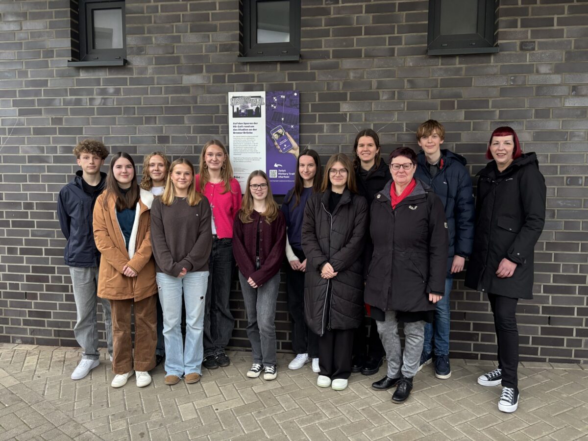 Am Ausgangpunkt des History Trails am Stadion an der Bremer Brücke stehen zehn der zwölf Schülerinnen und Schüler des Graf-Stauffenberg-Gymnasiums, die am Projekt „Dem Vergessen die rote Karte zeigen - Wege des Erinnerns schaffen“ teilgenommen haben zusammen mit ihrer Lehrerin Mona Weber (3.v.r.) und Projektleiterin Tina Schröter (rechts).