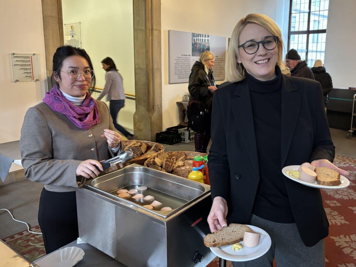 Oberbürgermeisterin Katharina Pötter (rechts) beim Empfang für Wohnungslose. Bei einer Tasse Suppe oder Brot und Fleischwurst geht es darum, ins Gespräch zu kommen.