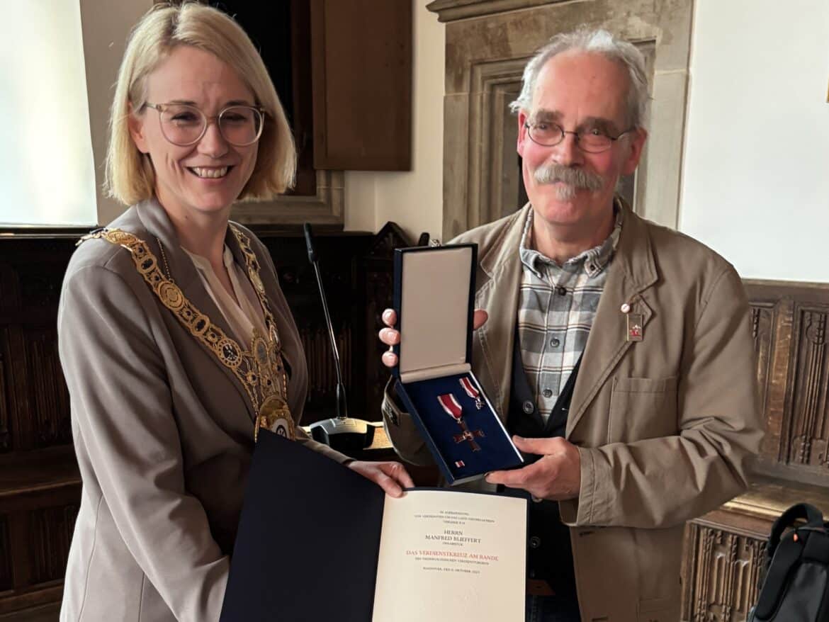 Katharina Pötter händigt Manfred Blieffert das Verdienstkreuz am Bande aus. / Foto: Silke Brickwedde