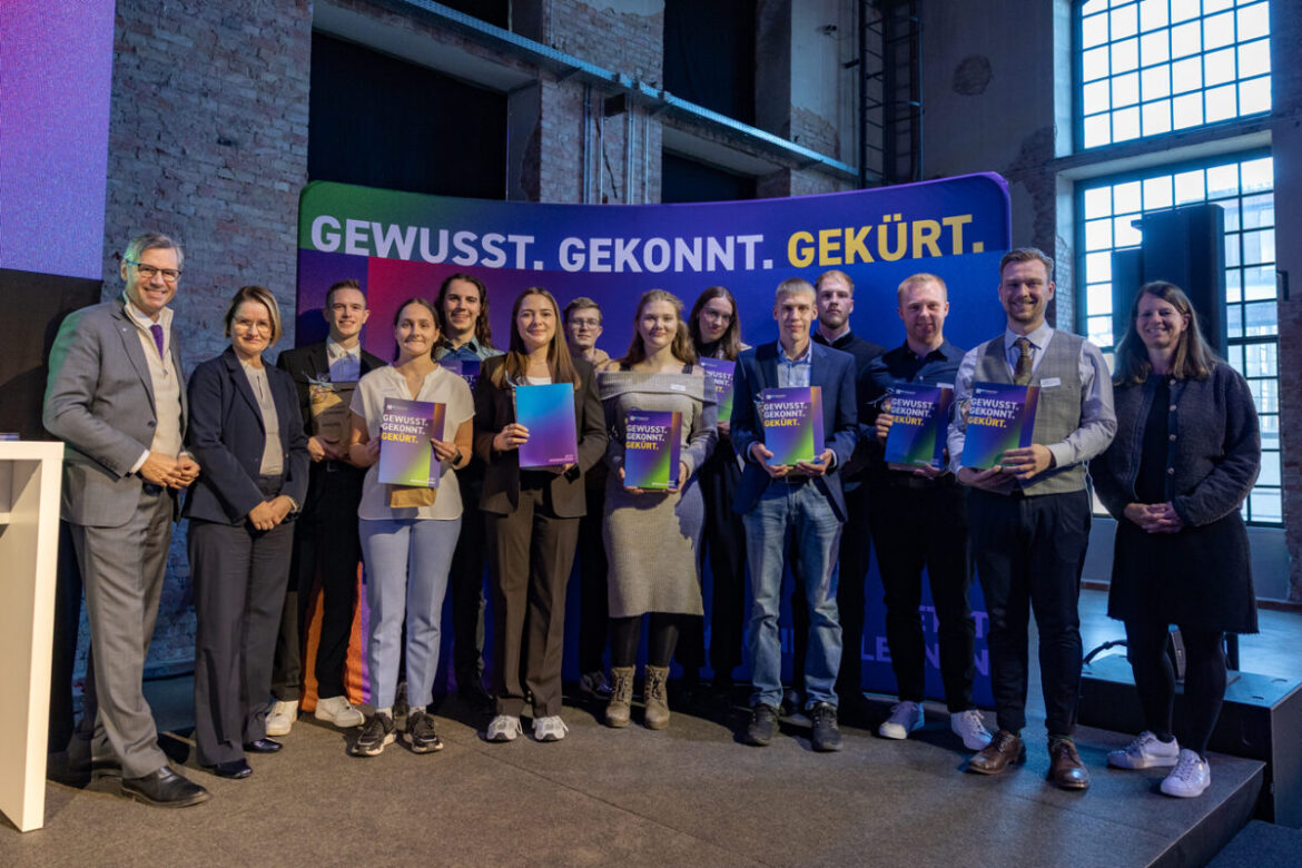 Tobias Hoffmann (Präsident der IHK Niedersachsen), Juliane Hünefeld-Linkermann (Geschäftsbereichsleiterin Aus- und Weiterbildung der IHK Osnabrück – Emsland - Grafschaft Bentheim) und Maike Bielfeldt (Hauptgeschäftsführerin der IHK Niedersachsen, rechts) ehrten die anwesenden landesbesten Auszubildenden aus der Wirtschaftsregion Osnabrück-Emsland-Grafschaft Bentheim