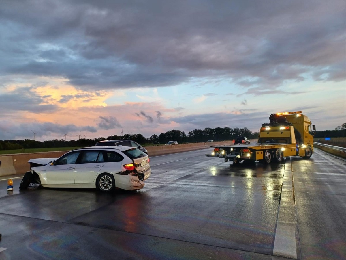 Schwerer Unfall auf der Autobahn A1: BMW prallt gegen Leitplanken – vier Verletzte Unfall A1