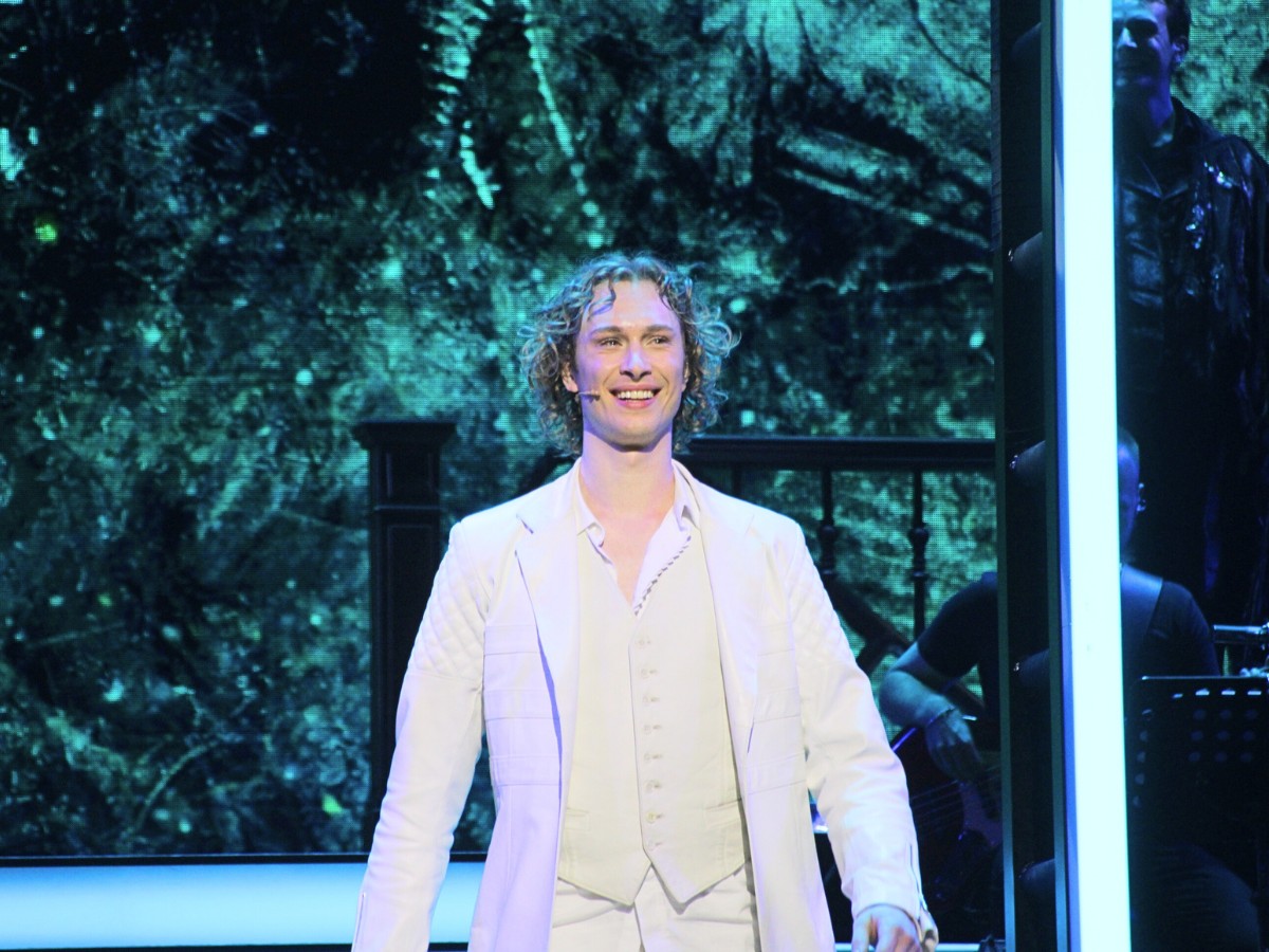 „Elisabeth“ halbszenisch als packendes Musical in Hannover Lukas Mayer als Tod. / Foto: Dominik Lapp