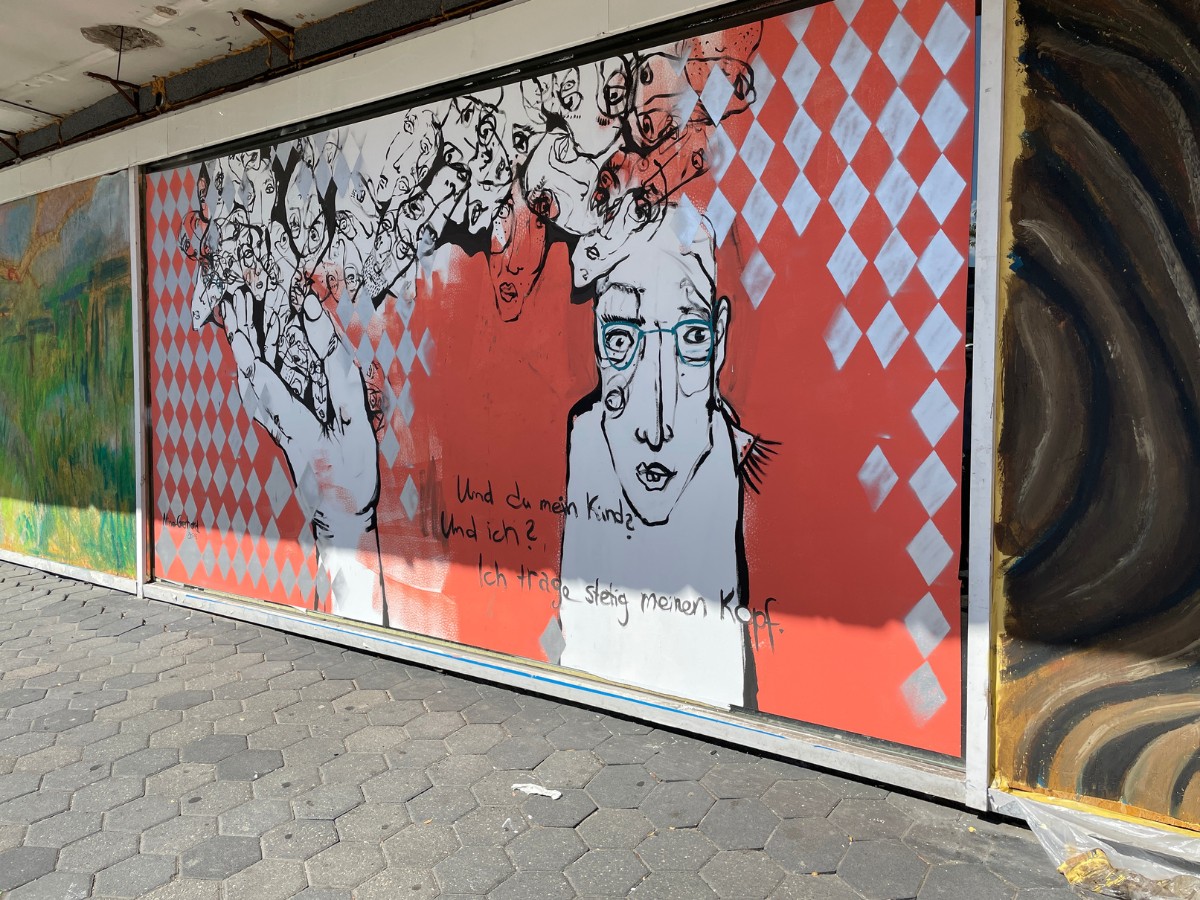 Alle Fenster bekommen Farbe: So wird das alte Galeria-Gebäude am Neumarkt verschönert Galeria-Ruine am Neumarkt wird verschönert. / Foto: Dominik Lapp