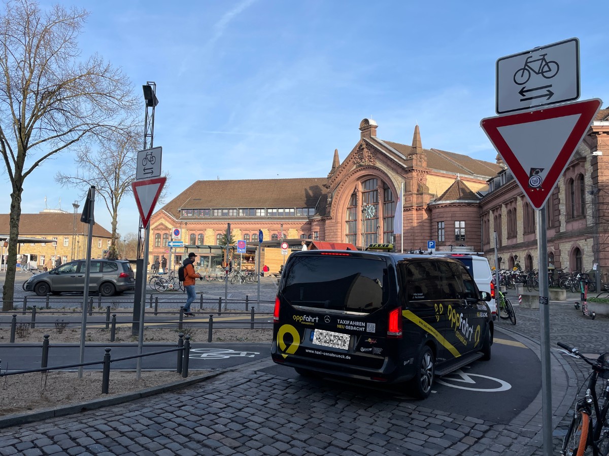 Der Radverkehr hat hier Vorfahrt – wenn nicht gerade der motorisierte Individualverkehr die Fahrspur blockiert. / Foto: Dominik Lapp