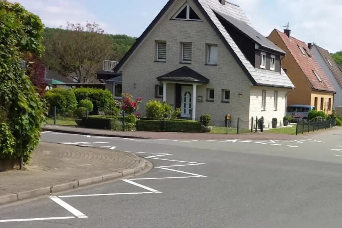 Straße mit Zickzack-Linien (Symbolbild)