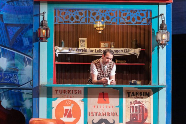 Dennis Herrmann in „Istanbul“ am Theater Osnabrück / Foto: Stephan Glagla