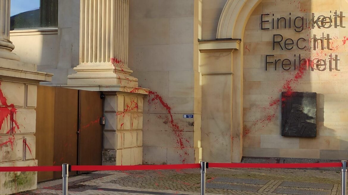 beschmierter Landtag in Hannover
