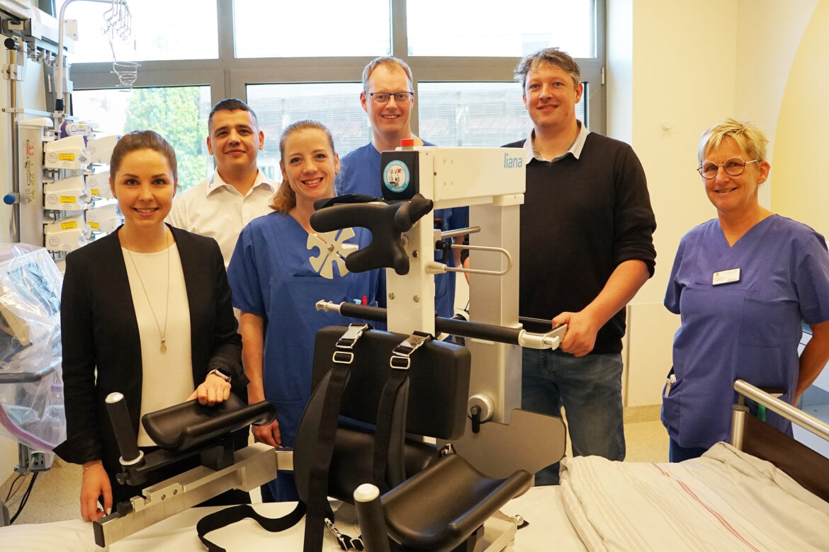 Über die Gerätespende für die MHO-Intensivstation freuen sich (von links) Constanze Klemm (Nordiska), Boris Badertdinov (ASP/Motioncare), Anja Backhaus (Physiotherapie), Sebastian Winter (Oberarzt Intensivstation K2), Tobias Wittler (stellvertretende Stationsleitung K2) und Iris Heemann (Stationsleitung K2). / Foto: MHO, Daniel Meier