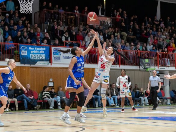 GiroLive Panthers setzen sich mit starker Schlussphase gegen Marburg durch