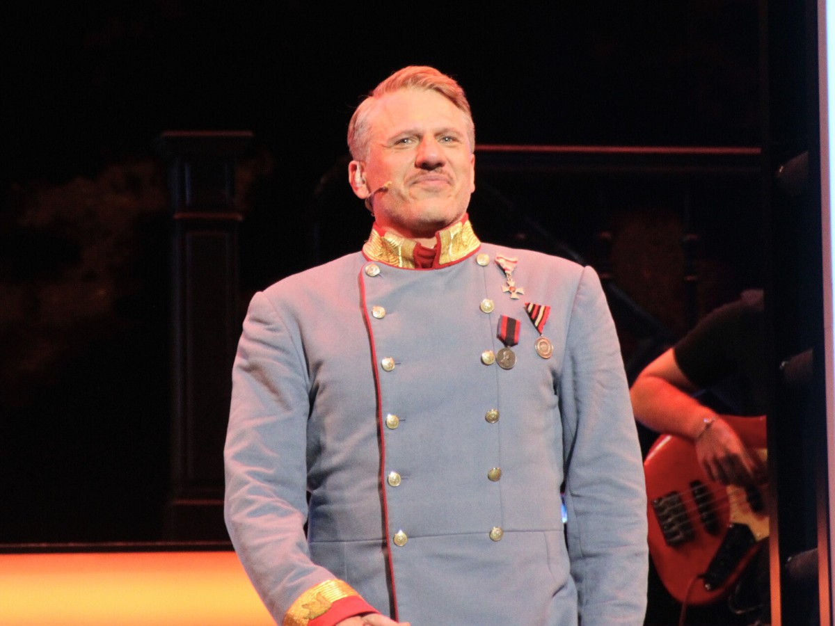 „Elisabeth“ halbszenisch als packendes Musical in Hannover Armin Kahl als Franz Joseph. / Foto: Dominik Lapp
