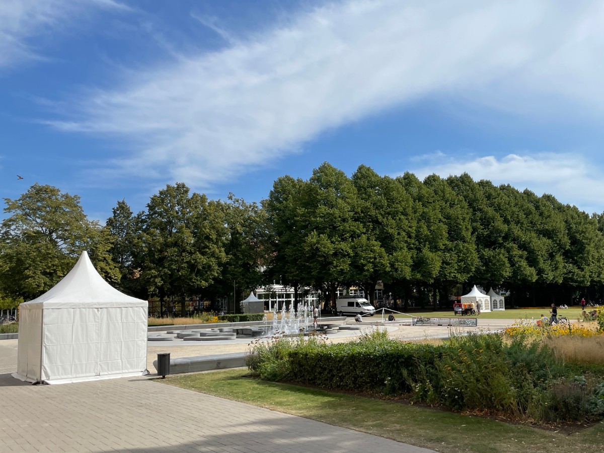 Aufbau für den Tag der Niedersachsen. / Foto: Dominik Lapp