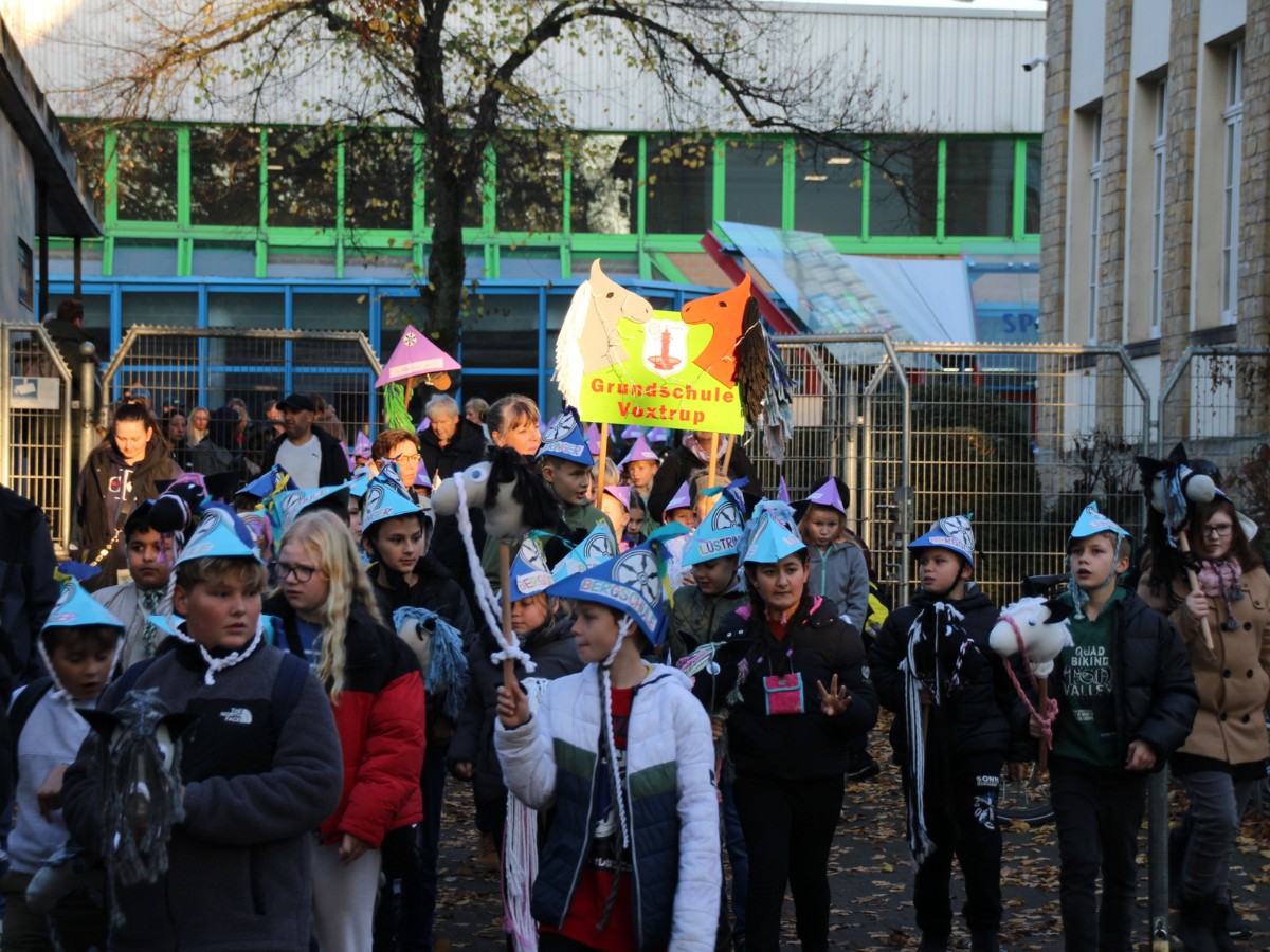 Steckenpferdreiten / Foto: Dominik Lapp