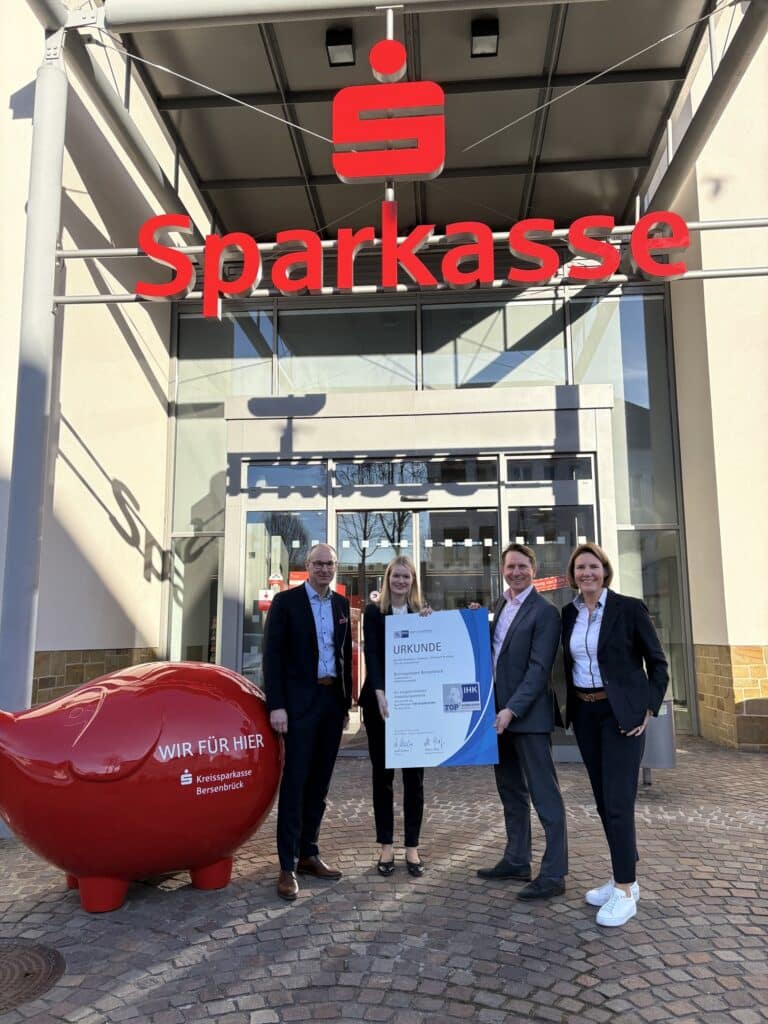 Sparkasse Bersenbrück erhält IHK-Qualitätssiegel. / Foto: IHK