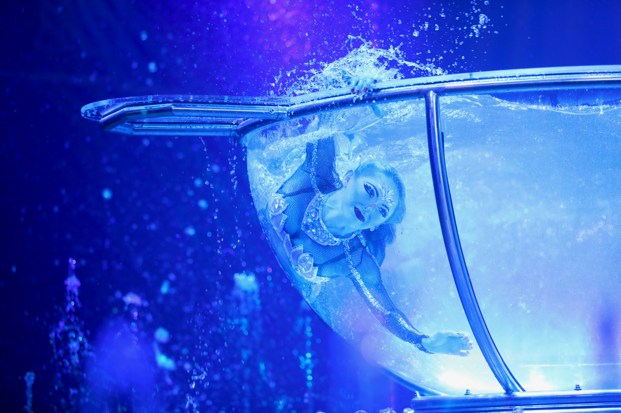 Mit großer Wassershow: Zirkus Charles Knie kommt im April nach Osnabrück Akrobatin Veronika in der Waterbowl, bevor sie wieder mit den Strapaten in die Lüfte springt.