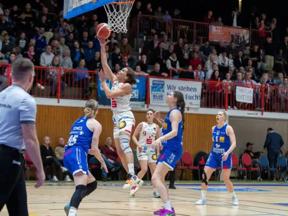 GiroLive Panthers setzen sich mit starker Schlussphase gegen Marburg durch