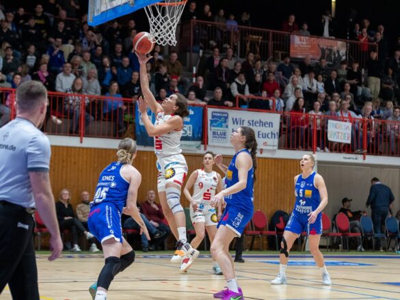 GiroLive Panthers setzen sich mit starker Schlussphase gegen Marburg durch