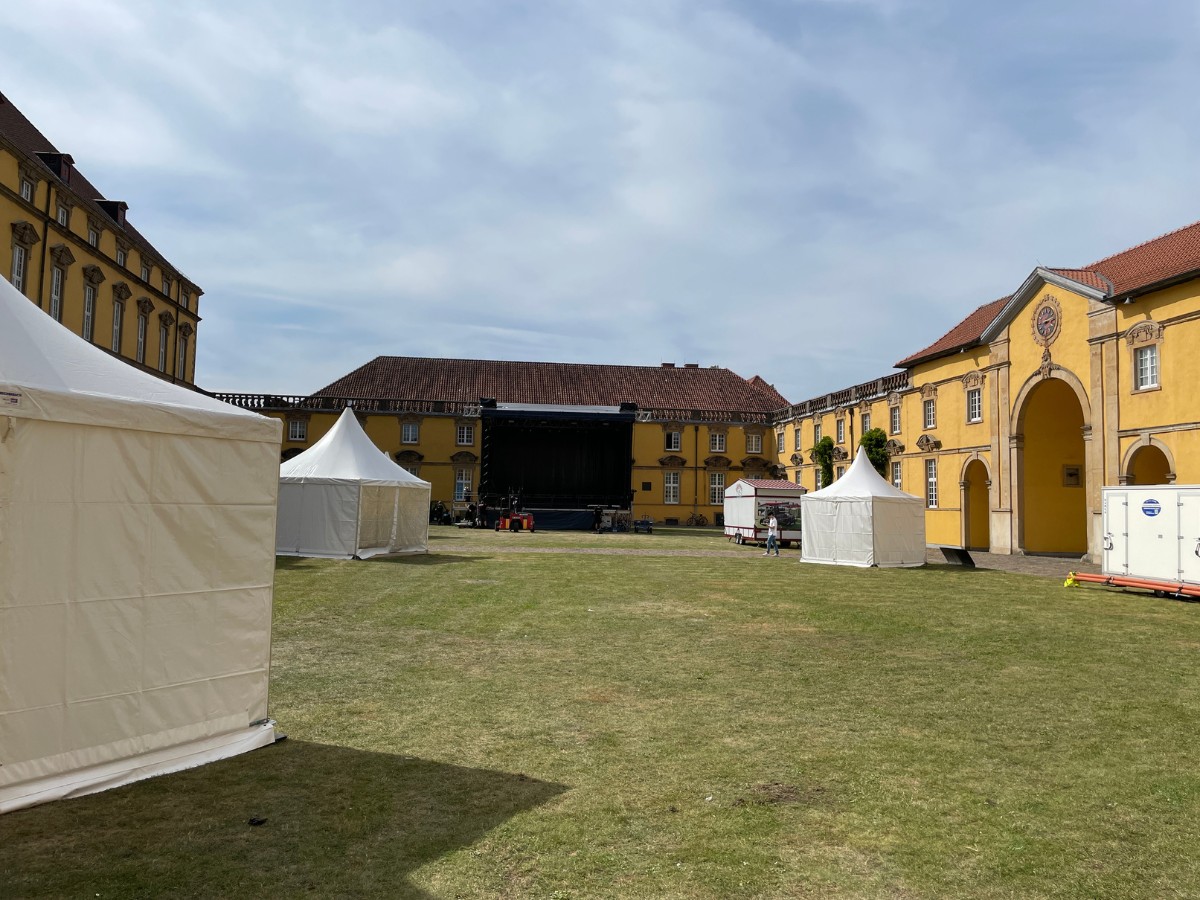 Aufbau für den Tag der Niedersachsen. / Foto: Dominik Lapp