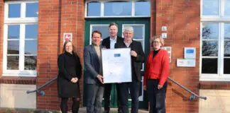 IHK-Hauptgeschäftsführer Marco Graf (2. von links) übergab die Urkunde zum Bestehen des Audits „Ausgezeichneter Wohnort für Fachkräfte“ an Heiner Pahlmann, Bürgermeister der Stadt Bramsche (2. von rechts). Außerdem im Bild: Anika Neumann, Inhaberin der Tankstelle Neumann (links), Klaus Sandhaus, Wirtschaftsförderung Stadt Bramsche (mitte) sowie Ines Asselmeyer, Wirtschaftsförderung Stadt Bramsche (rechts im Bild).