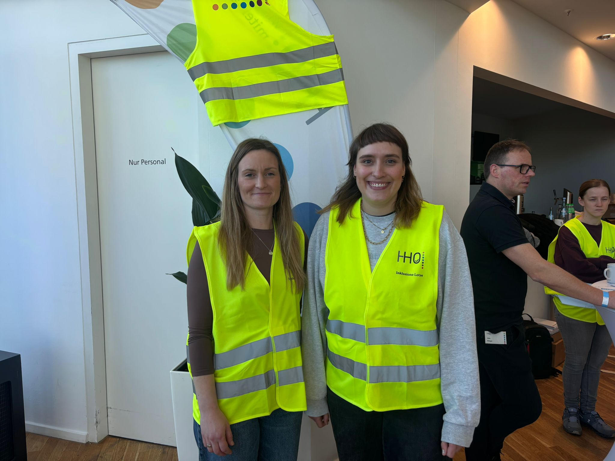 Inklusionslotsinnen Farina und Lea beim Stand am Eingang.