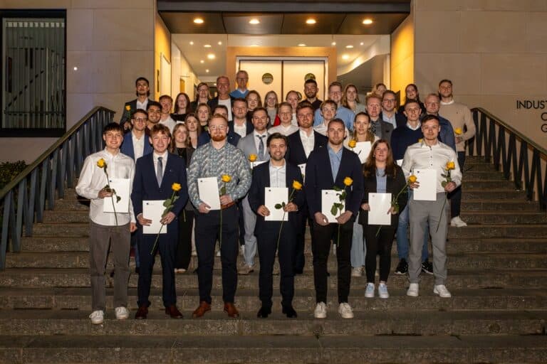Freude über den erfolgreichen Abschluss: Die Absolventen gemeinsam mit Prof. Dr. Christian Kröger, Prof. Dr. Peter Mayer (beide Hochschule Osnabrück) und Sonja Splittstößer (VWA). / Foto: FASZINATIONS-FOTOGRAFIE by Holger Bulk in Osnabrück (Gesamtstadt)