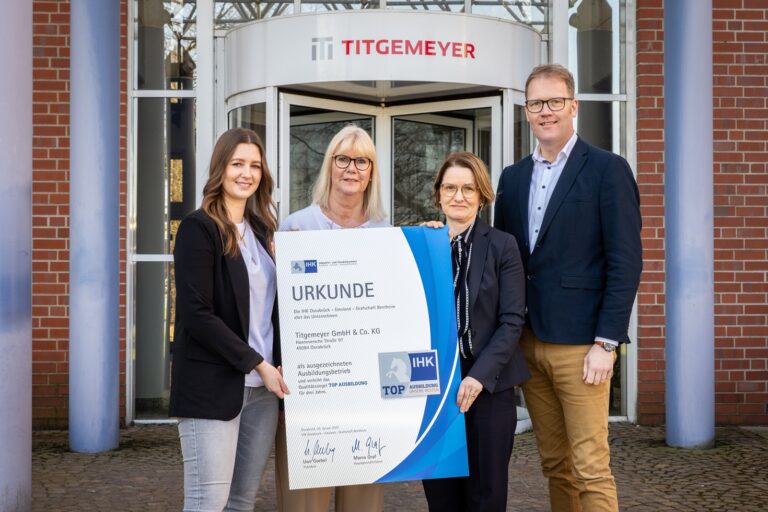 Freuen sich über die Auszeichnung: (v.l.) Die Personalbetreuerinnen der Titgemeyer GmbH & Co. KG, Anne Grawe und Sabine Abramsen, IHK- Geschäftsbereichsleiterin Juliane Hünefeld-Linkermann, und Titgemeyer-Personalleiter Dennis Dierker.