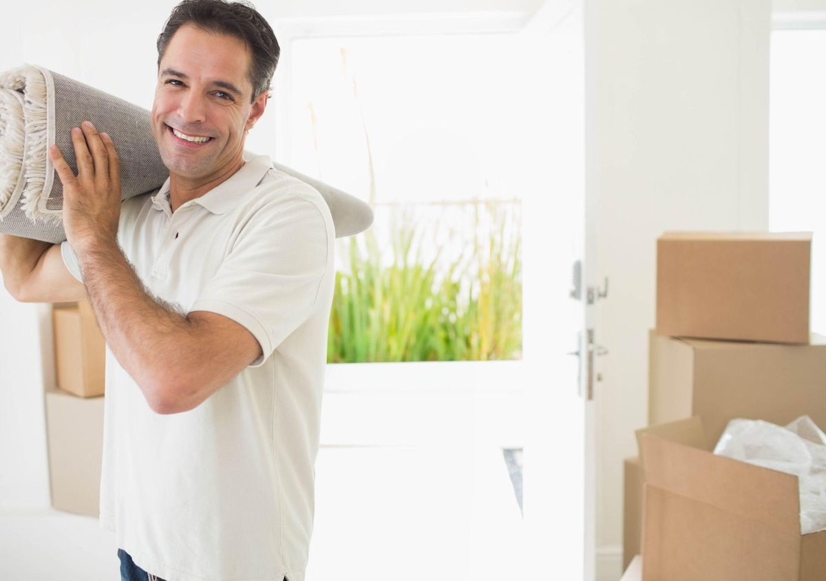 Mann beim Umzug