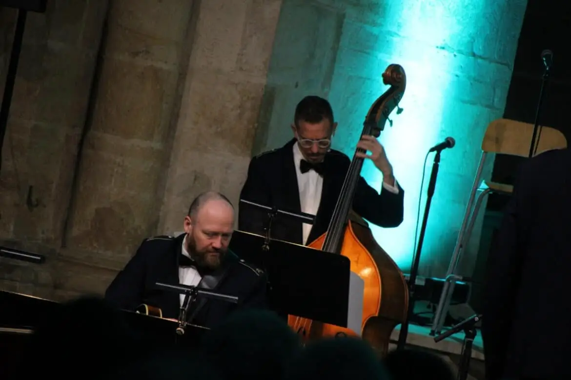 Jens Bachmann am Kontrabass. / Foto: Dominik Lapp in Innenstadt