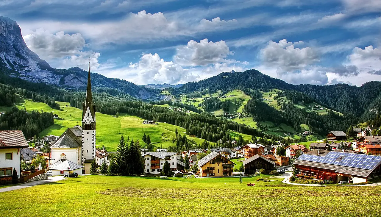 Viele Orte in Südtirol wie St. Leonhard pflegen eine lebendige Kunst- und Kulturszene.