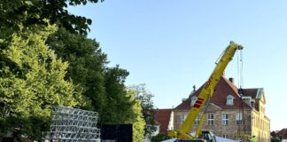 Ein Zelt wird auf dem Domvorplatz aufgebaut