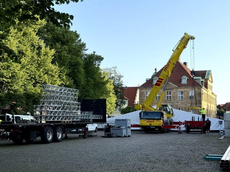 Ein Zelt wird auf dem Domvorplatz aufgebaut